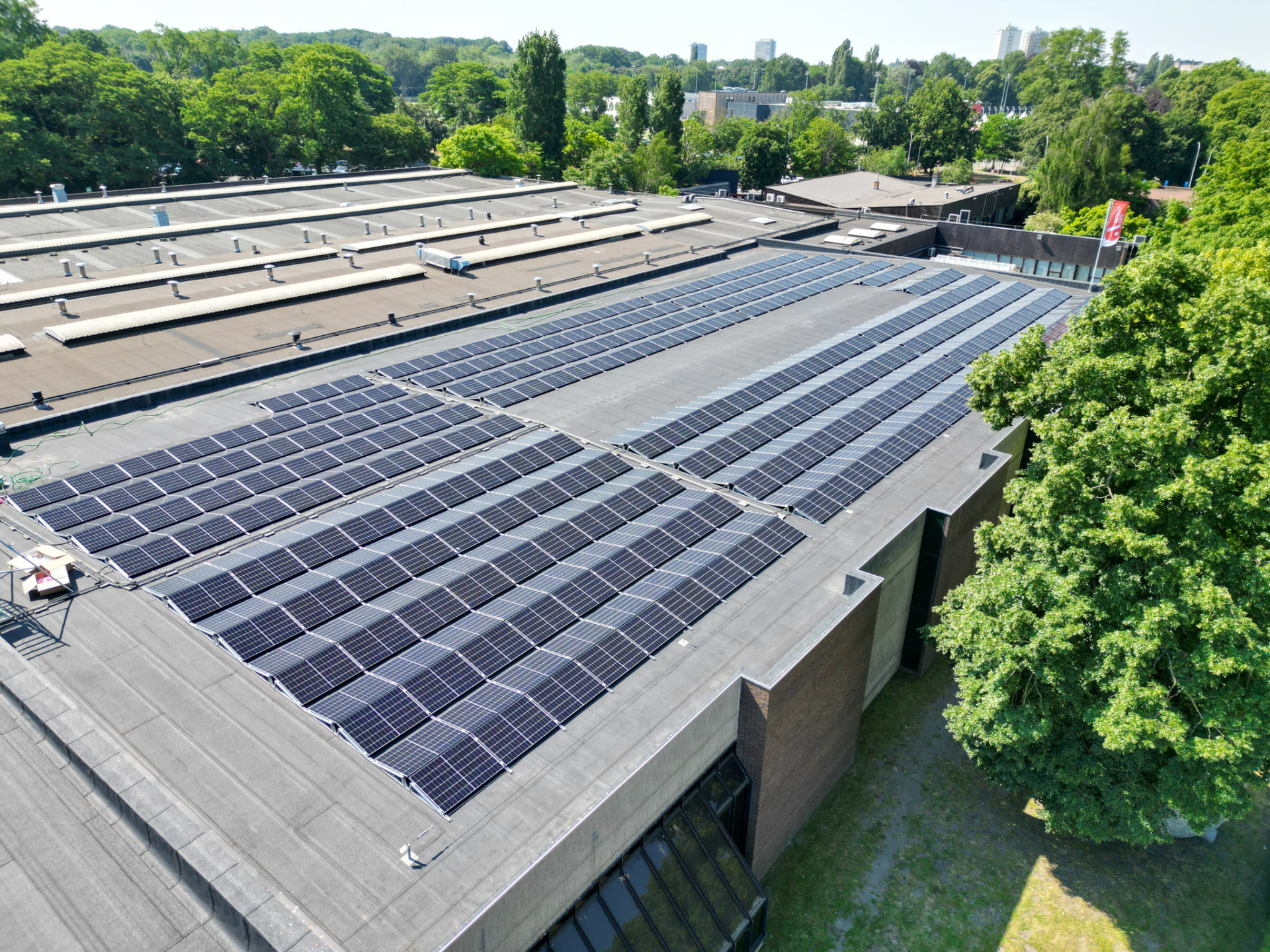 Zonnepanelen op dak van Antwerp Expo