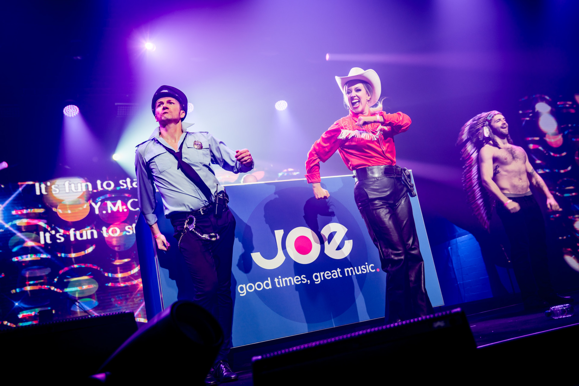 Dansen en zingen op de JOE Singalong Party