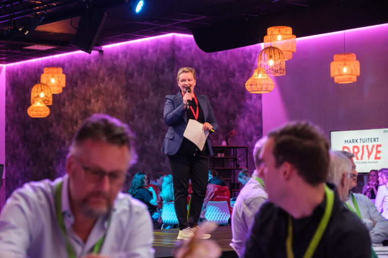 Presentatrice op het podium