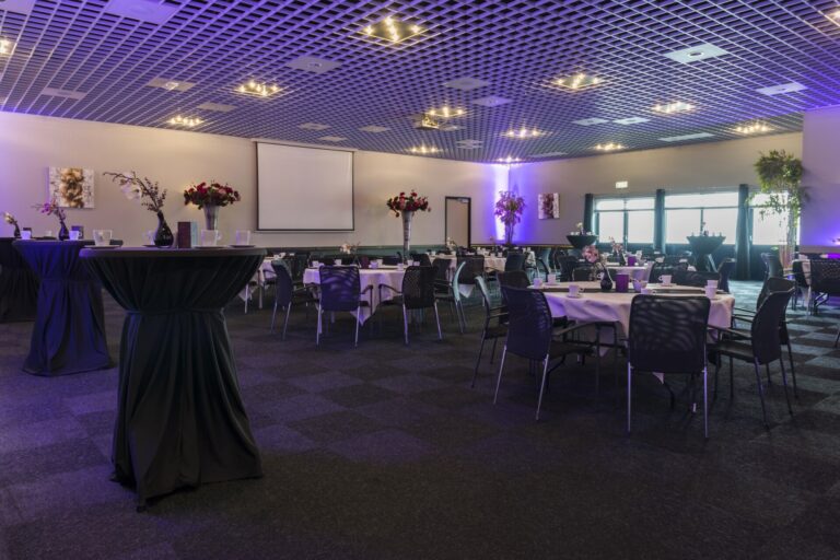 Foto van een restaurant in diner opstelling