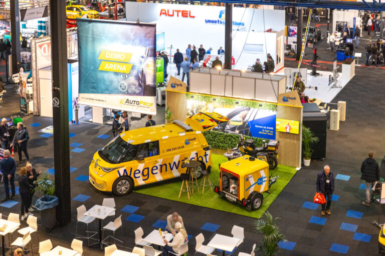 Camper in beurshal bij Evenementenhal Hardenberg