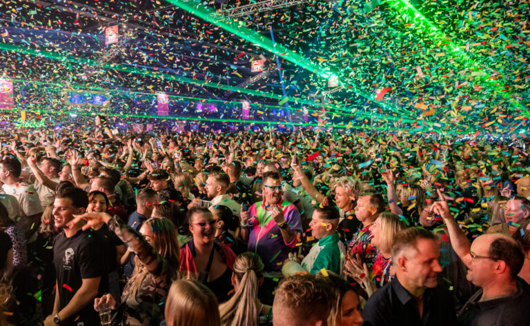 Feest in beurshal bij Evenementenhal Hardenberg