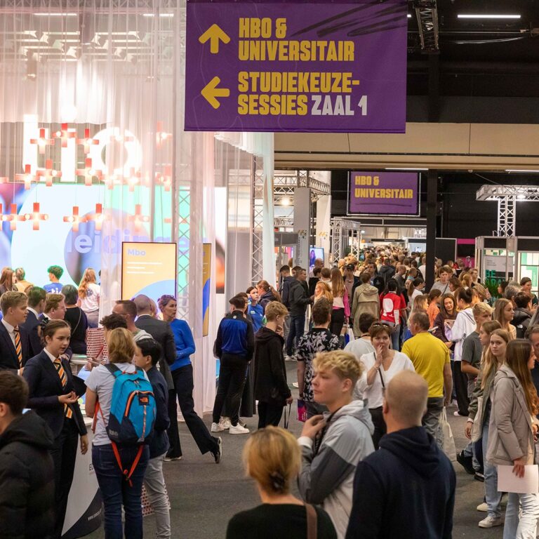 Onderwijsbeurs in beurshal bij Evenementenhal Hardenberg