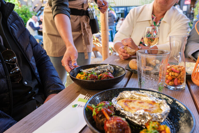 Uitgeserveerd eten in de tuinlounge van evenementenhal hardenberg