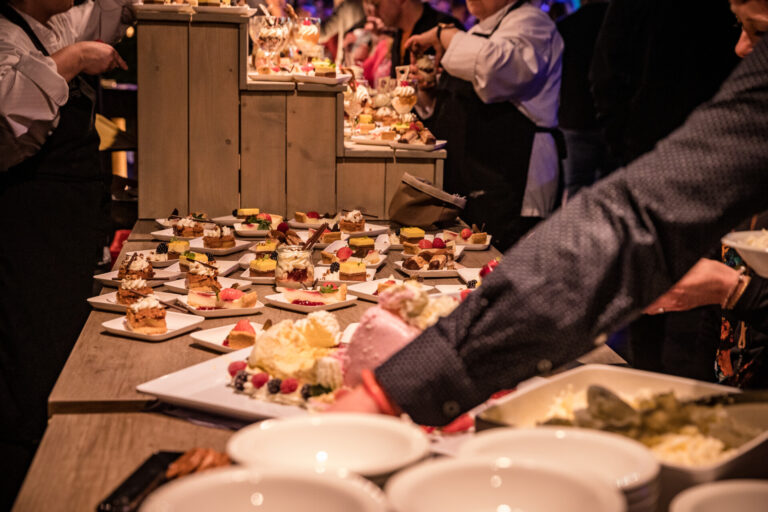 Een foto van een toetjes trap.