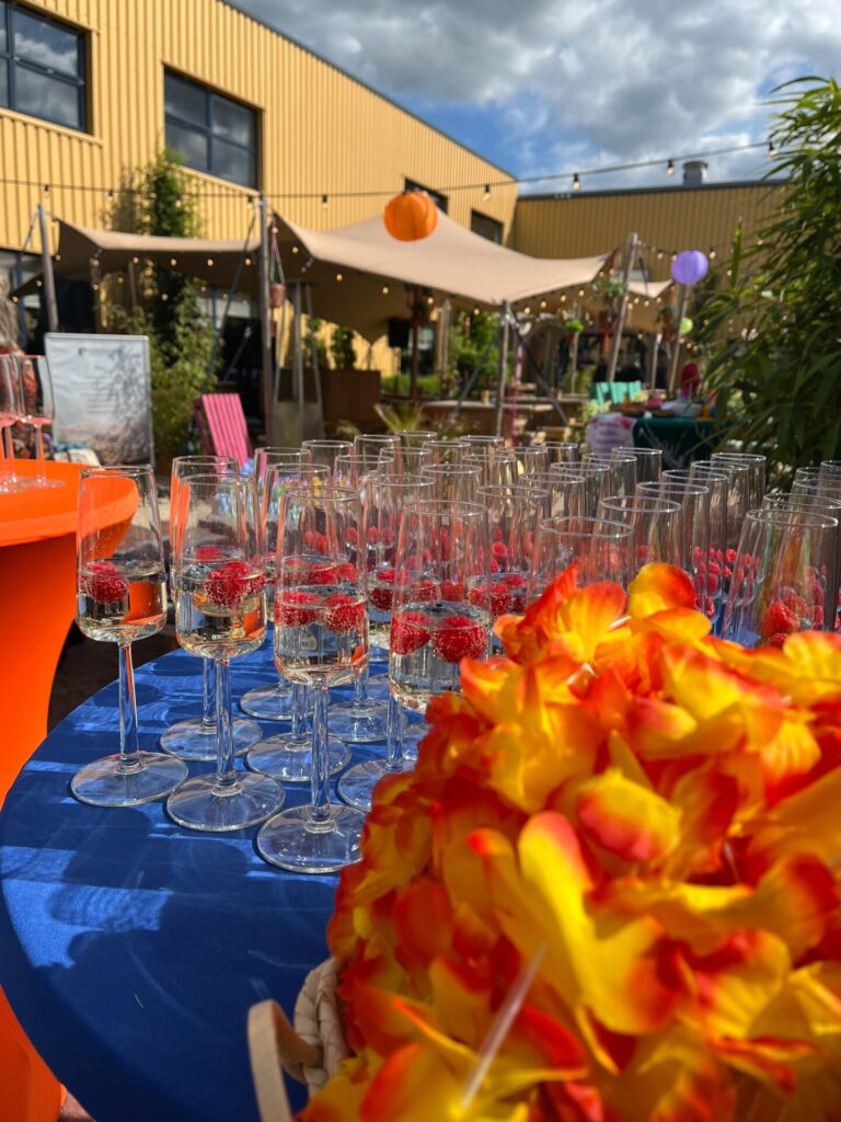 Welkomstdrankje in de tuinlounge bij evenementenhal hardenberg