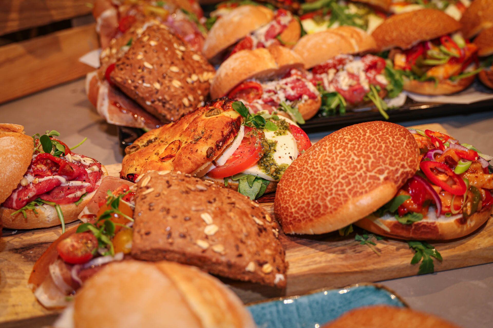 Lekkere belegde broodjes op een lunchplank