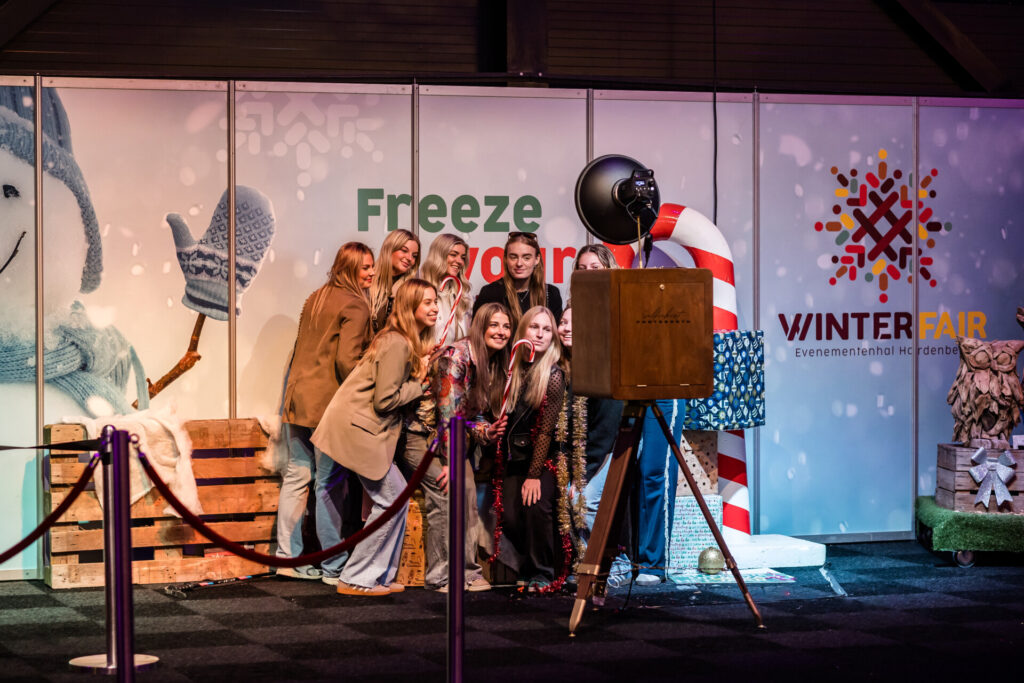 Groep poseert bij fotohokje op Winterfair