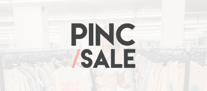 PINC Sale-logo boven kledingrekken in winkel