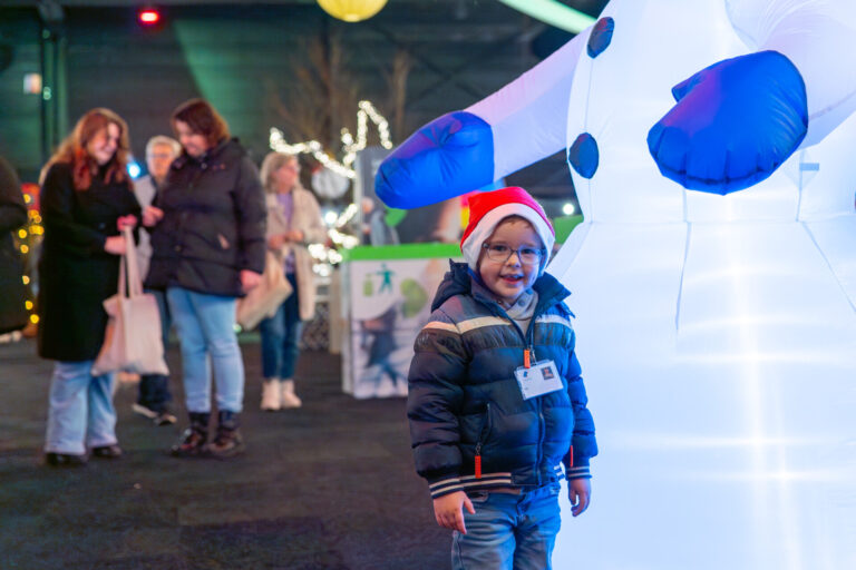 kind met kerstmuts