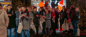 Afbeelding van een groep mensen tijdens de kerstpakkettenmarkt in Evenementenhal Hardenberg