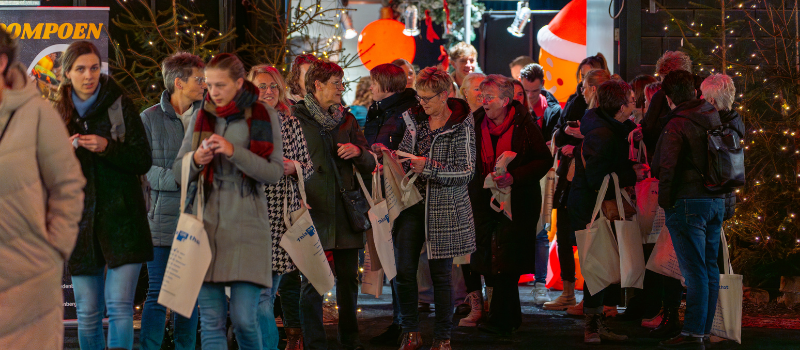 Afbeelding van een groep mensen tijdens de kerstpakkettenmarkt in Evenementenhal Hardenberg