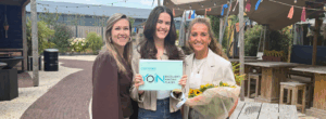 Drie collega's van evenementenhal die het YOIN certificerings bordje vasthouden.