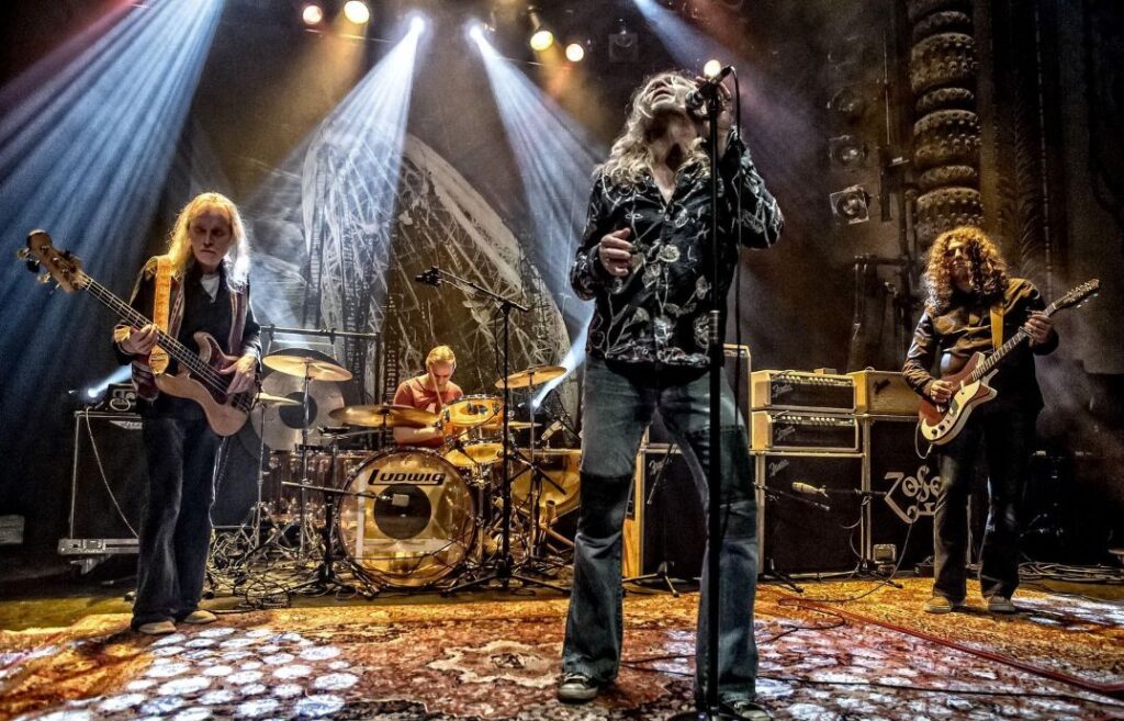 Rockband treedt op onder felle podiumlichten