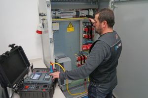 Tester både apparater, maskiner och centraler