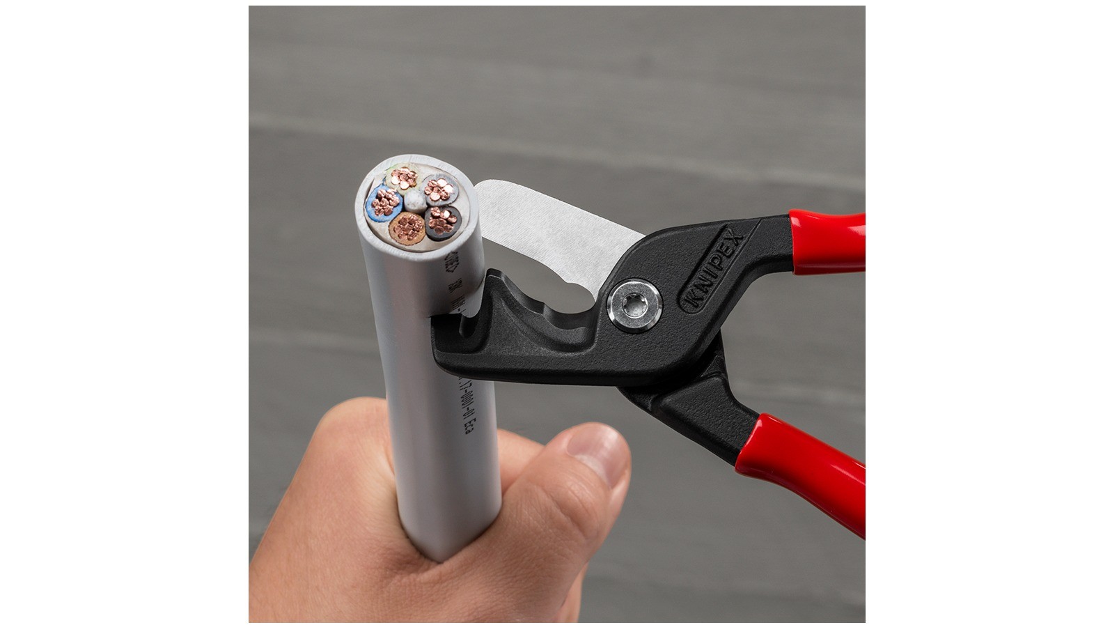 The new KNIPEX StepCut® XL: cuts cables and working hours