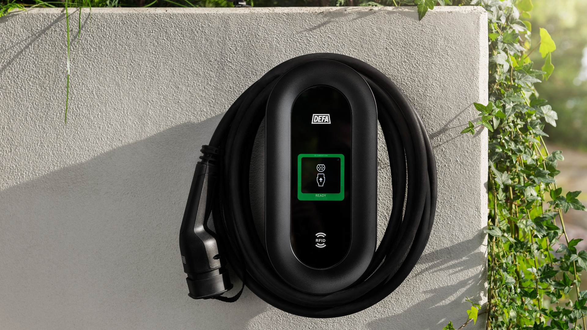 DEFA Power – testvinnande laddstationen för dig som vill ha full kontroll över elförbrukningen – ladda med maximal effekt till lägsta möjliga pris. DEFA Power är enkel att använda – en laddningsupplevelse med display, integrerad laddkabel, och OCPP.2.0.1