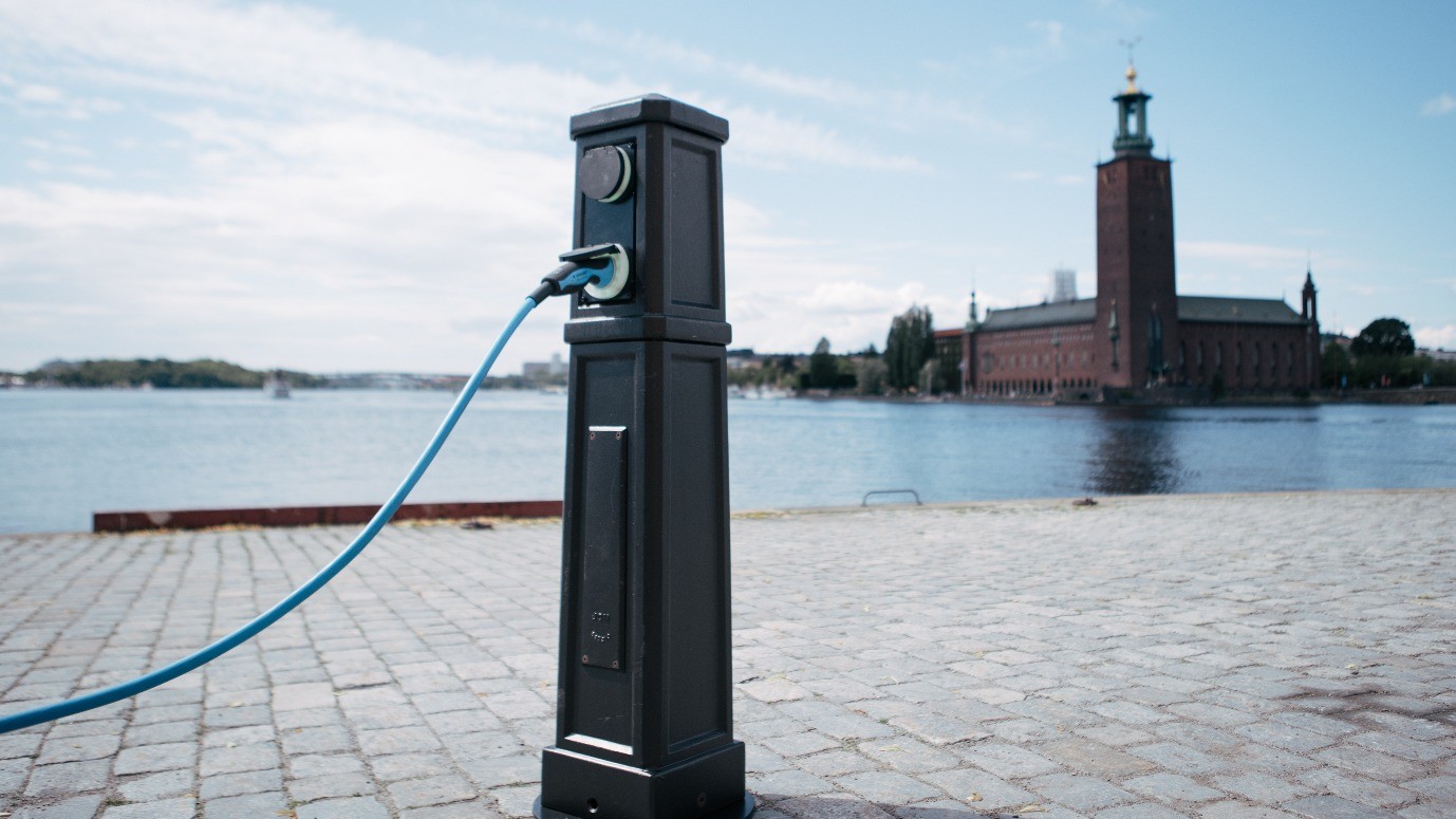 Klassisk laddstolpe i gjutjärn