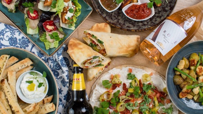Filos Street Food – halloumi-ranskalaiset ja kreikkalaisilla vihanneksilla täytetyt pita- ja flatbread-leivät