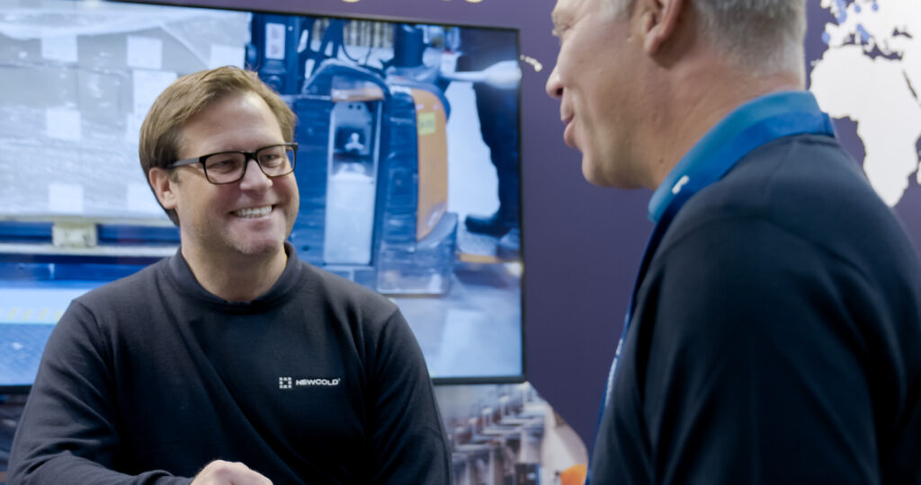 Två pratande personer