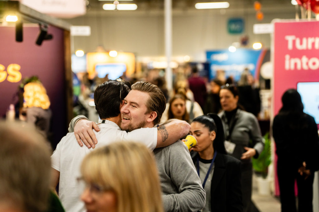 besökare på mässgolvet