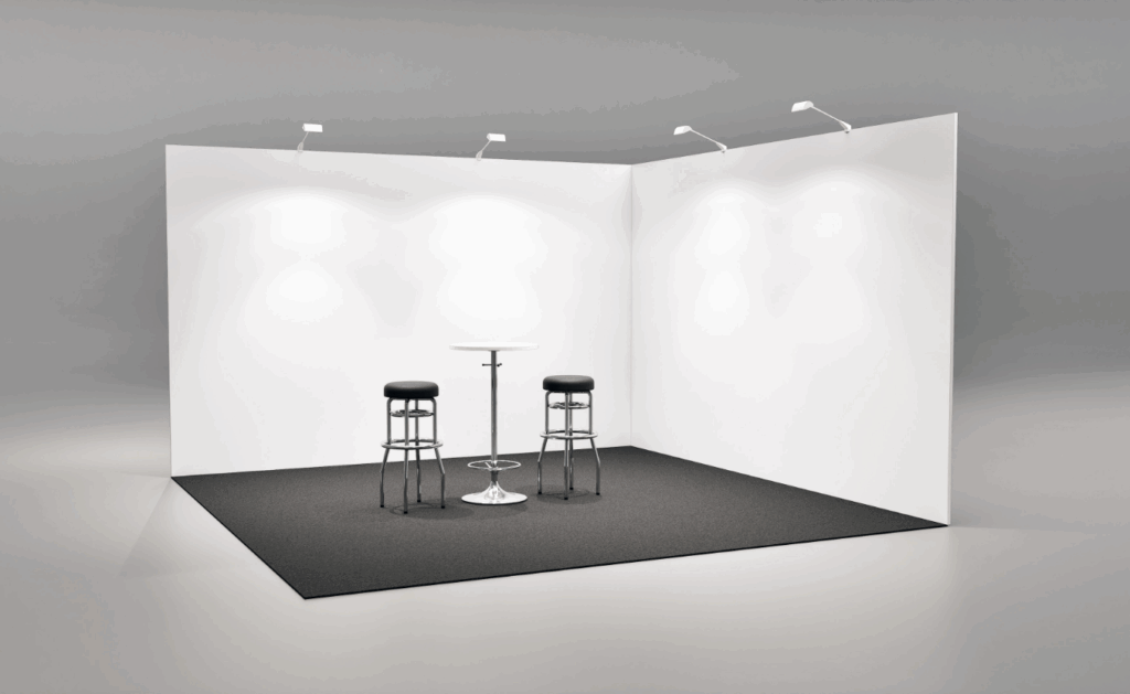 Monter med vita väggar, två stolar och ett bord