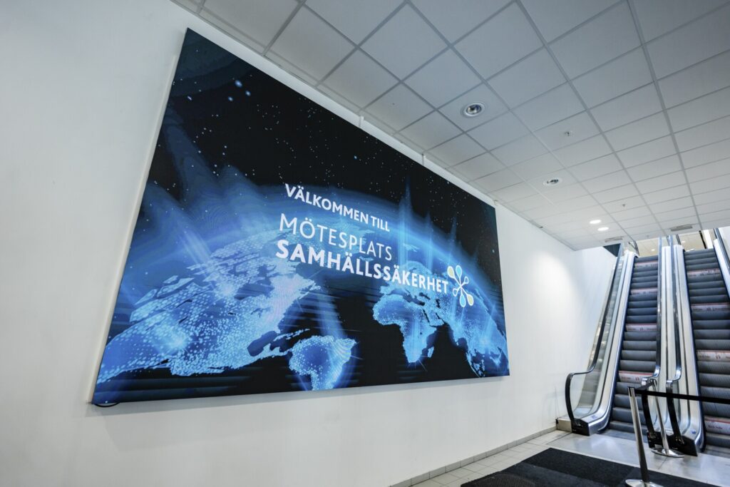 Stor skärm i entrén