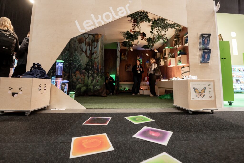 Klisterdekaler på golv vid monter