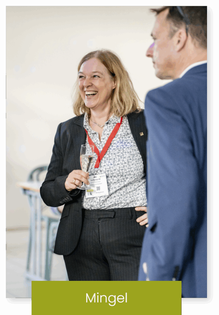 Glad kvinna med champagneglas