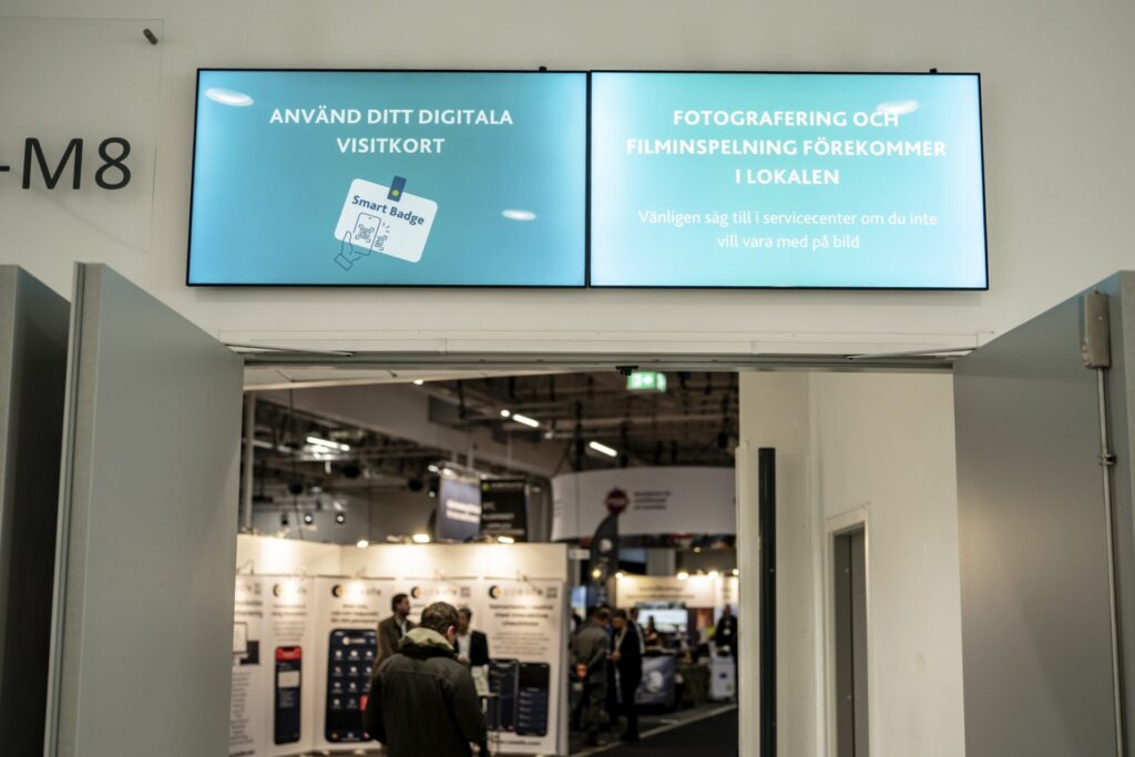 Två TV-skärmar över hallentré