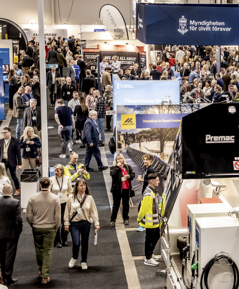 Mässgolv fullt av besökare