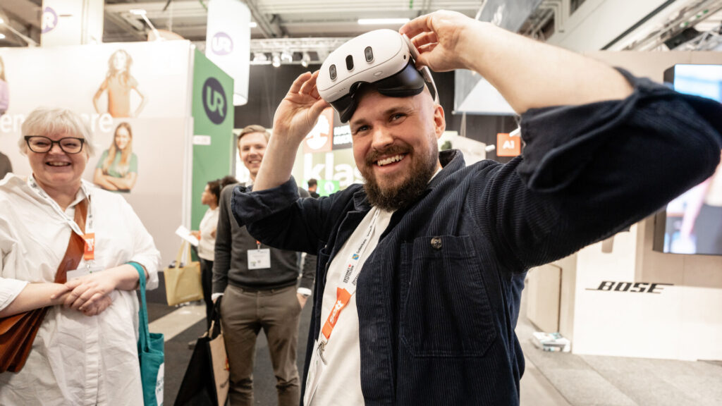 Besökare testar VR-glasögon