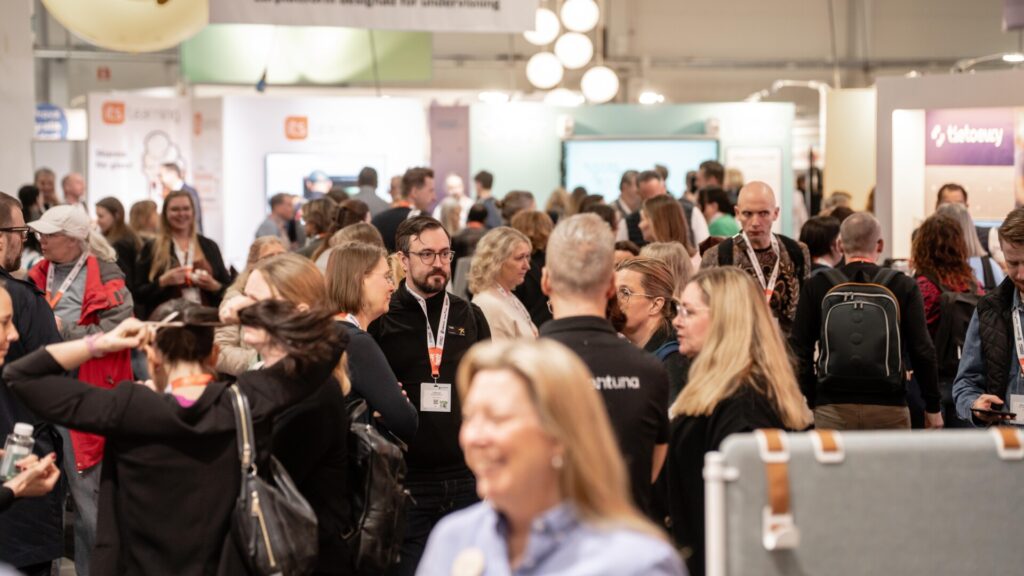 Besökare på mässgolvet