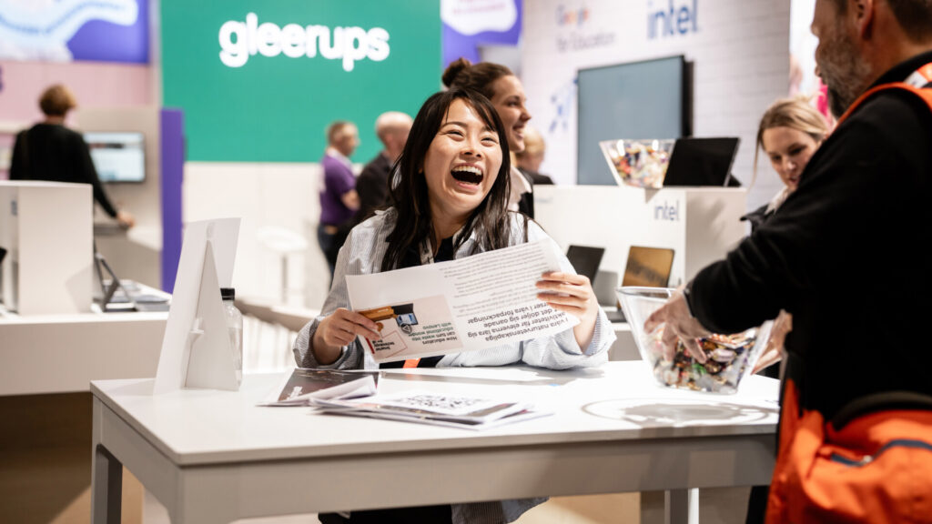 Glad besökare håller i broschyr