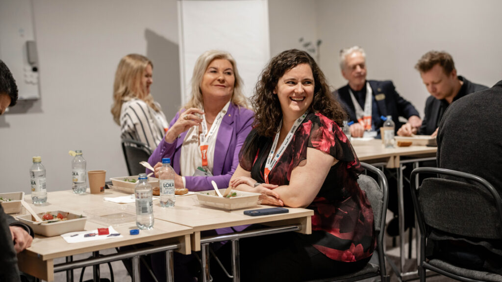 Besökare som äter lunch