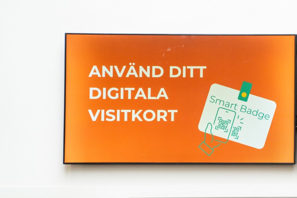 Skärm utanför hallentré