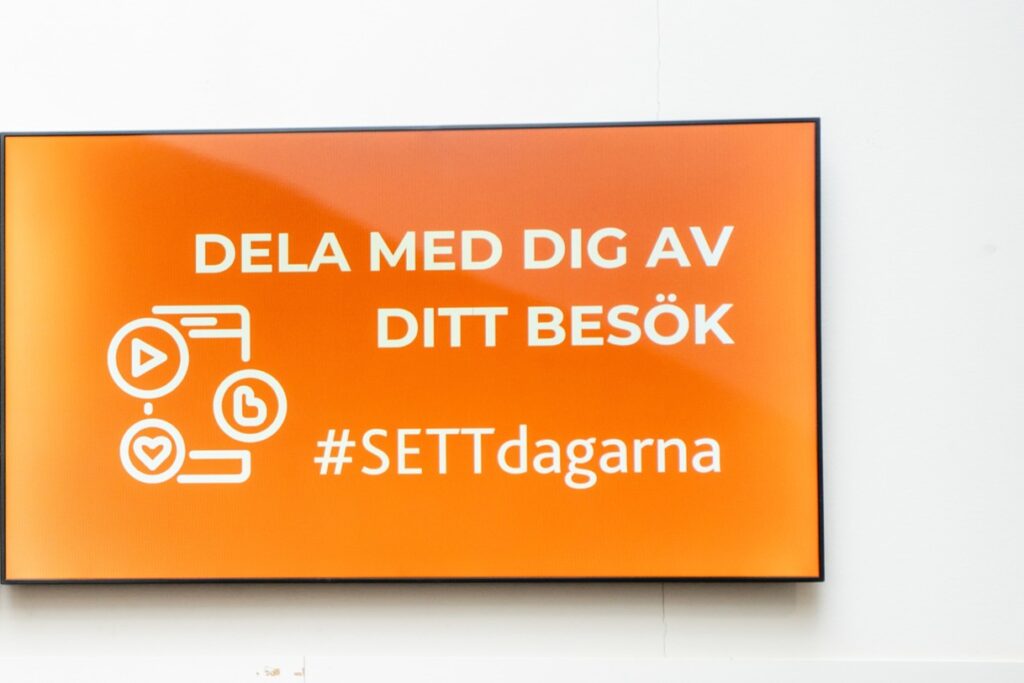 Skärm utanför hallentré