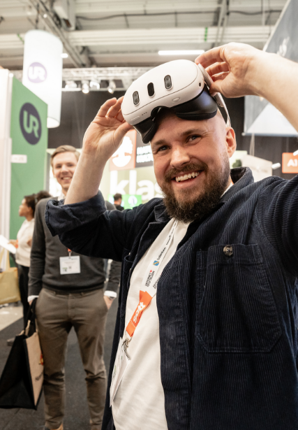 Besökare testar VR-glasögon