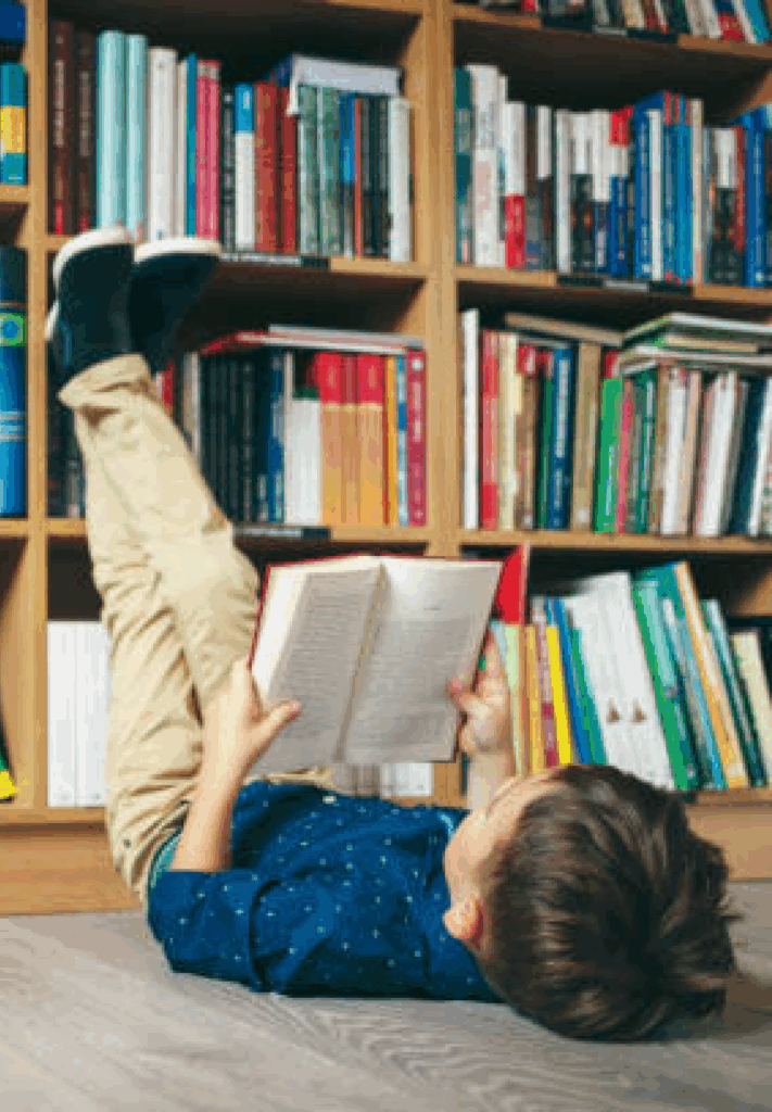 Pojke som läser bok