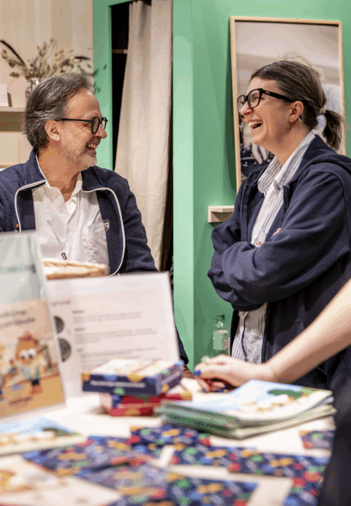 Utställare som skrattar