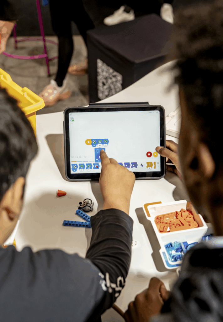 Pojke som pekar på skärm