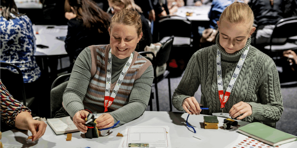 Två tjejer som pysslar