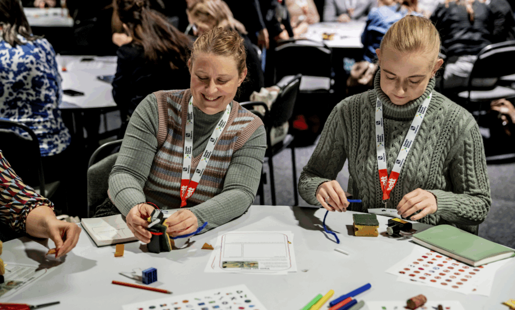 Två tjejer som pysslar