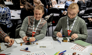 Två tjejer som pysslar