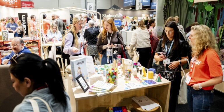 Besökare på mässgolvet