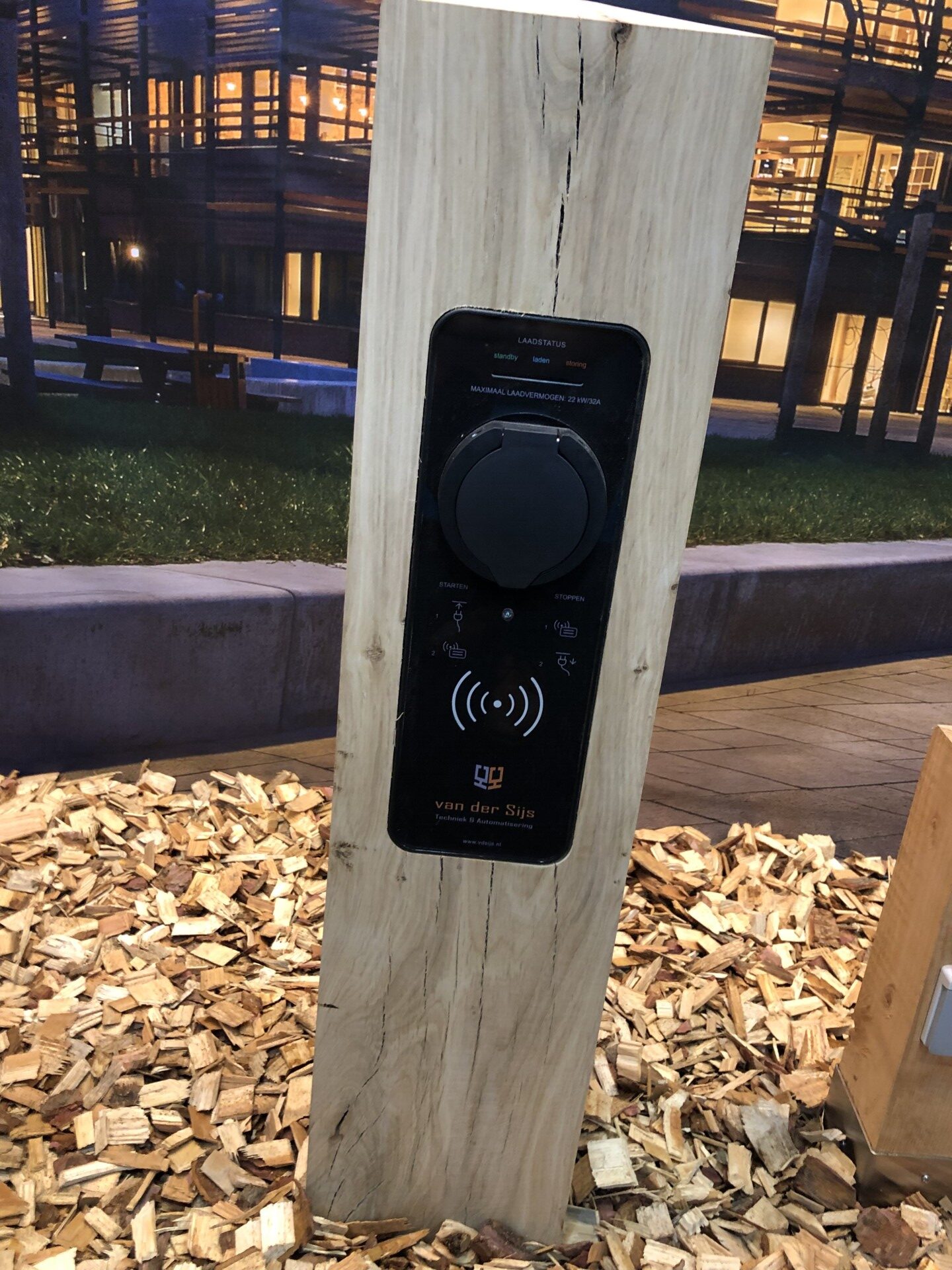 Duurzame houten auto-oplaadpaal