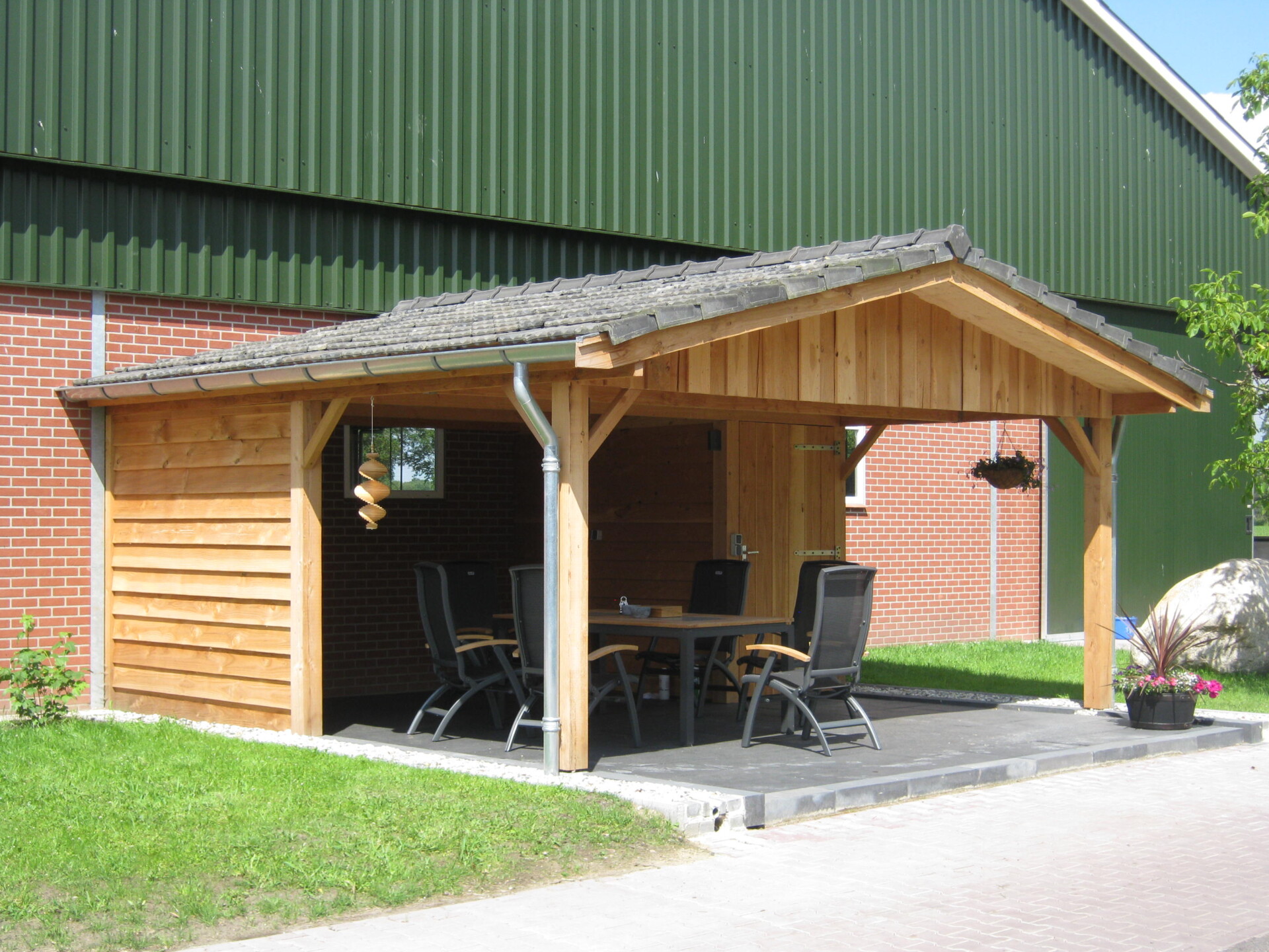 Tuinhuis met overkapping