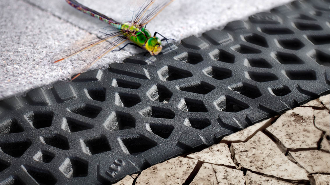 ACO Voronoi: Gietijzeren gootrooster inspired by nature