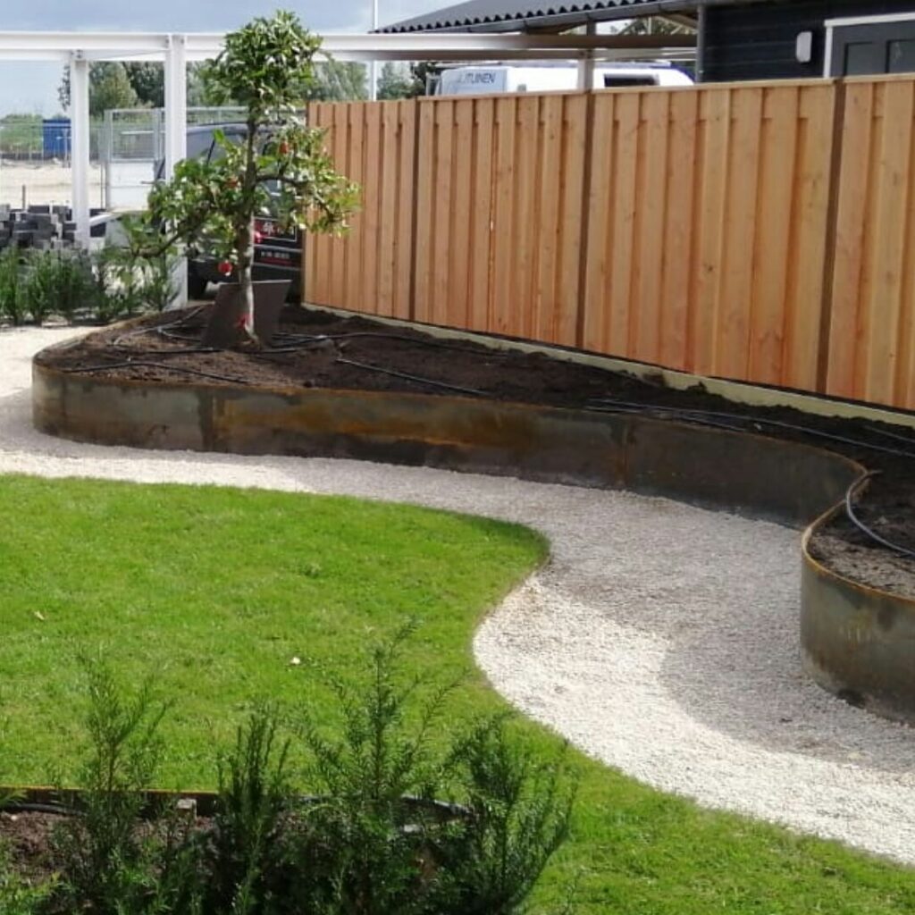 Straightcurve , eenvoudig buigzame of rechte  cortenstalen randbegrenzing van 7,5 cm tot 56 cm voor borders