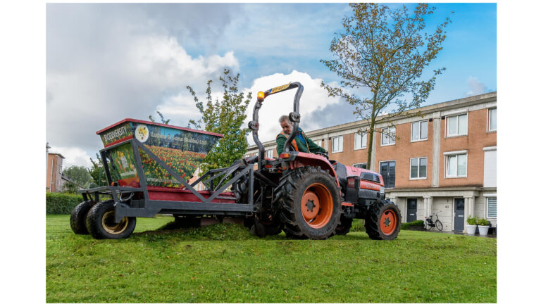 Maschinelles Pflanzen unserer langblühenden Blumenzwiebelmischungen.
